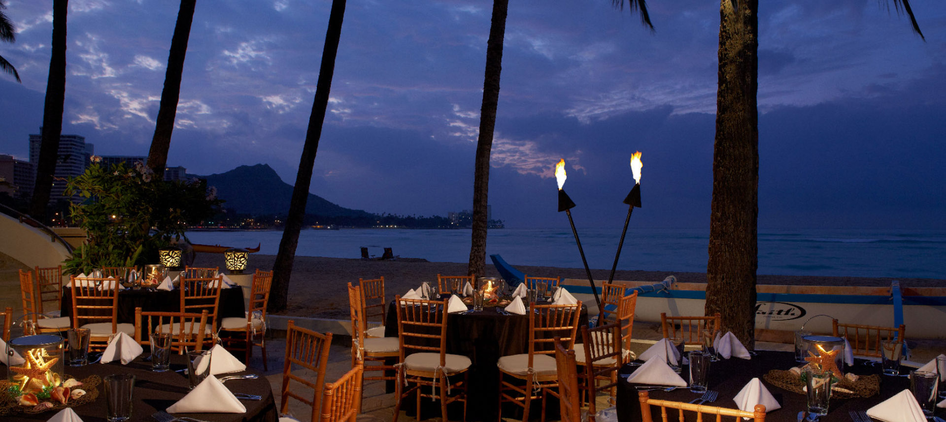 Duke's Waikiki outdoor seating at night